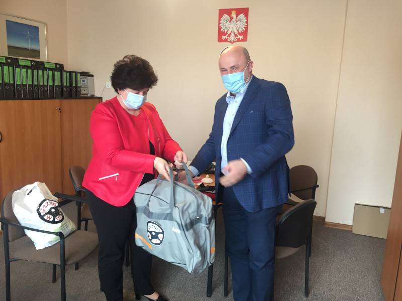 Wręczenie nagrody pani Elżbiecie Juskowiak, Dyrektorce Szkoły Podstawowej w Drobninie