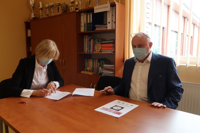 Podpisanie porozumienia o współpracy pomiędzy Szkołą Podstawową nr 9 i Wojewódzkim Ośrodkiem Ruchu Drogowego